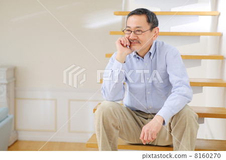老人坐在樓梯上 老人坐在樓梯上 8160270