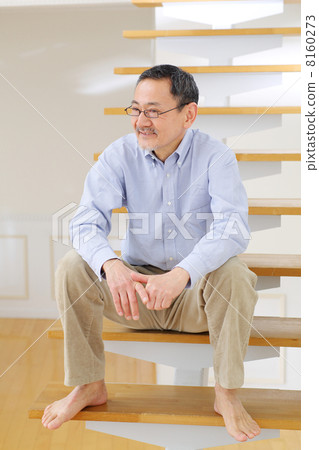 老人坐在樓梯上 老人坐在樓梯上 8160273