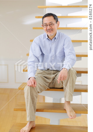 老人坐在樓梯上 老人坐在樓梯上 8160274