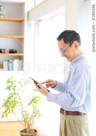 Senior men using tablet PC 8160386