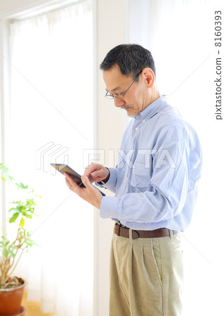 Senior men using tablet PC 8160393