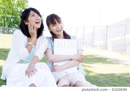 有個人計算機的一個女孩 8160696