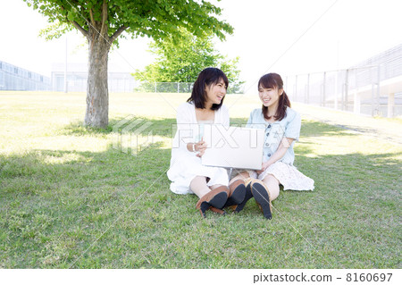 有個人計算機的一個女孩 有個人計算機的一個女孩 8160697