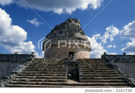 El Caracol, Observatory of Chichen Itza against Blue sky El Caracol, Observatory of Chichen Itza against Blue sky 8161789