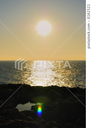 從三個牆壁懸崖Wakayama ken Shirahama的頂部走到日落 從三個牆壁懸崖Wakayama ken Shirahama的頂部走到日落 8162521