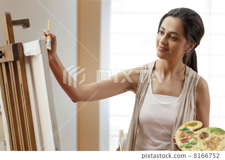 Female artist painting on canvas 8166752