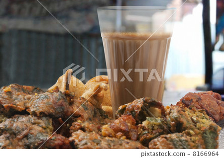 Close-up of chai with pakoras and bhajiyas 8166964