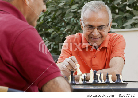 Senior man playing chess with friend 8167752