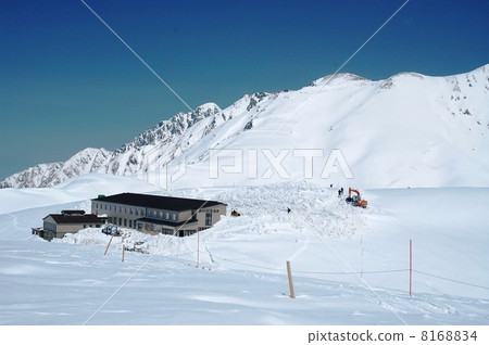 三浦覆蓋著積雪覆蓋的池塘和山村 三浦覆蓋著積雪覆蓋的池塘和山村 8168834