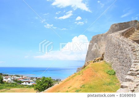 August Okinawa Katsuren Castle · Three Guo castle wall and Katsurenai Bay 8169093