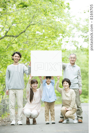 微笑與留言簿的三代家庭以新綠色 8169705