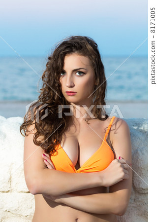 Pretty curly brunette Pretty curly brunette 8171005