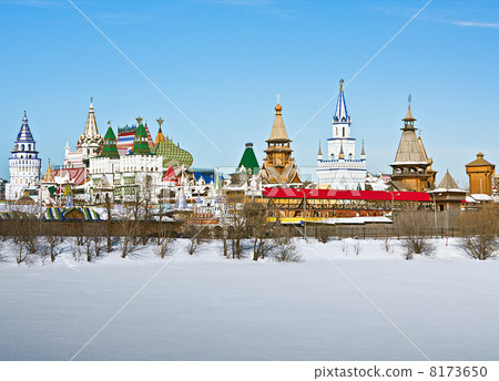 view winter Izmailovo Kremlin in Moscow 8173650