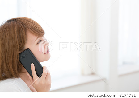 一個女人打個電話 8174751