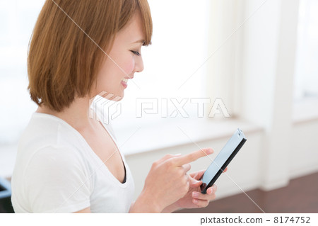 A woman watching a smartphone 8174752