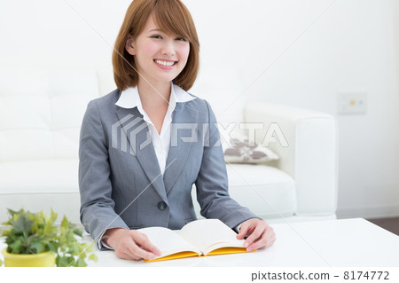 讀一本書的女人 讀一本書的女人 8174772