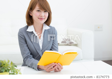 讀一本書的女人 讀一本書的女人 8174773