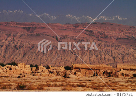 Takashi Fortress和天山山脈（中國新疆維吾爾自治區吐魯番） 8175781