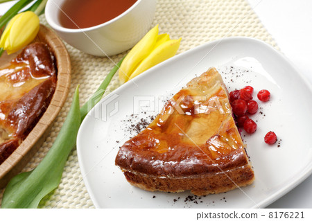 Tea cup, tulips and piece of an apple pie Tea cup, tulips and piece of an apple pie 8176221