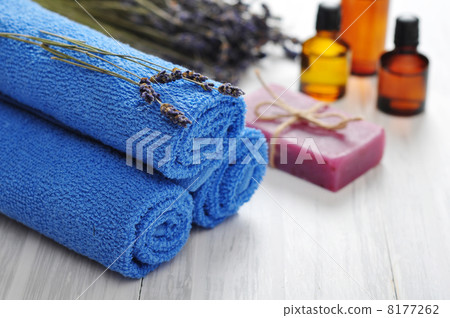 Blue towels and lavender flowers 8177262