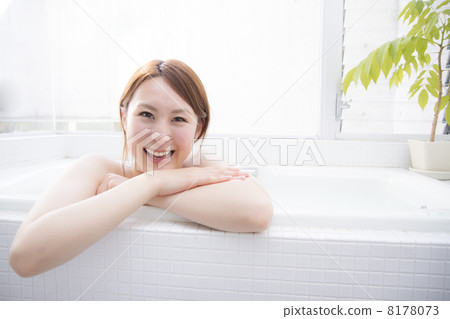 一位年輕的女士洗澡 8178073