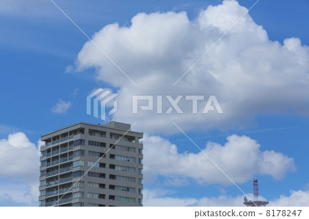 公寓和藍天 8178247