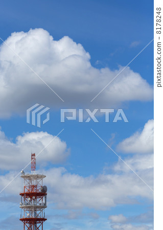 無線電鐵塔和藍天 8178248