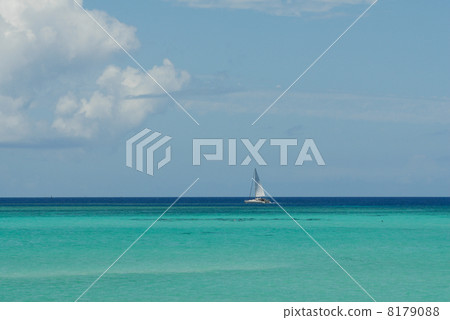 漂浮在大島宮古島市的水平線上的遊艇 8179088