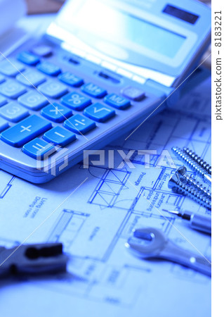 設計圖紙和計算器 8183221