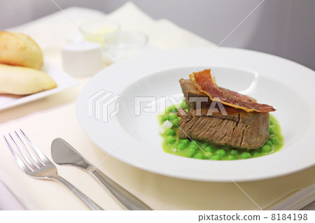 美味的商務艙飛行餐，日本牛肉片烤 8184198