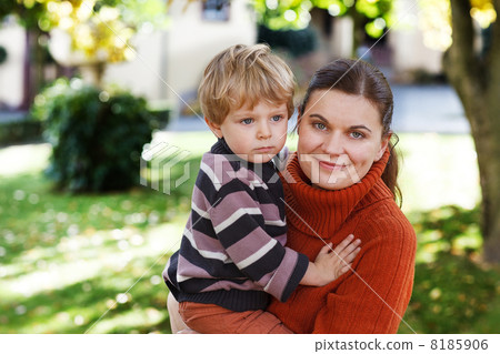 Young woman and her little toddler boy 8185906