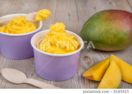Frozen creamy ice yoghurt  with fresh mango 8185915