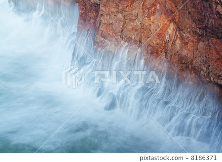 Sea wave flowing from the rocks in a storm. Sea wave flowing from the rocks in a storm. 8186371