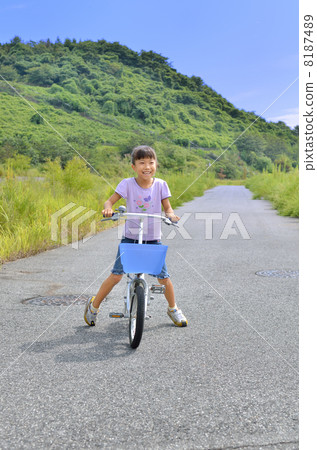 騎自行車的女孩 8187489