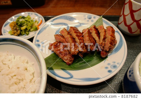 Thick cut beef tongue 8187682