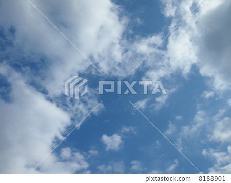  藍天和雲彩 8188901
