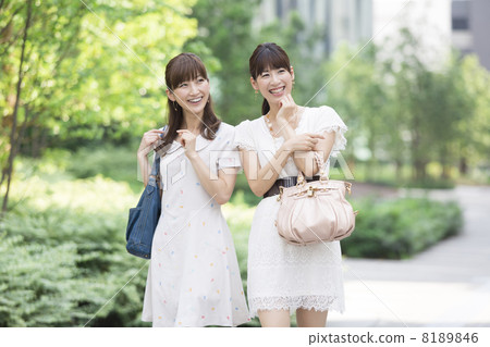 OL walking while talking 8189846