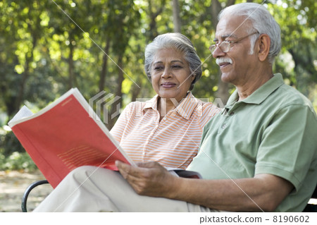 Boys and girls cheering 8190602