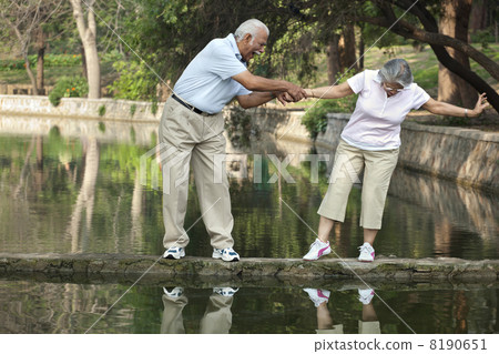 Boys and girls cheering 8190651