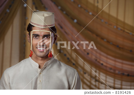Young Maharashtrian groom smiling Young Maharashtrian groom smiling 8191426