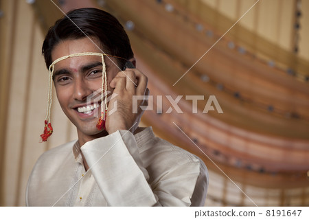 Handsome young man speaking on mobile phone Handsome young man speaking on mobile phone 8191647