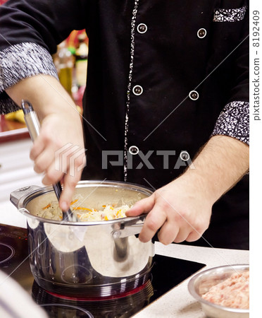 chef at work 8192409