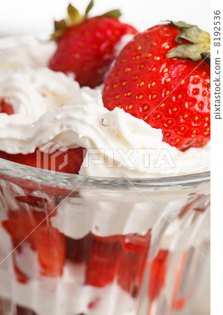 strawberries with cream 8192536