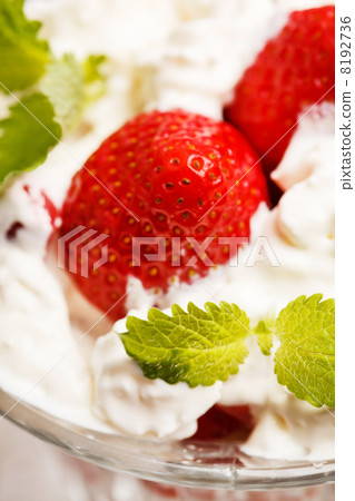 strawberries with cream 8192736