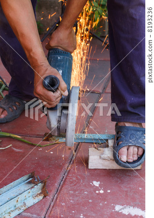 Metal sawing 8193236