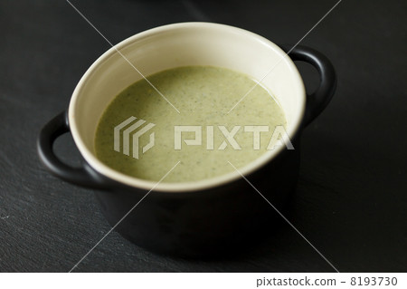 Bowl of cream of broccoli soup 8193730