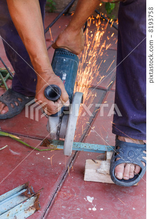 Metal sawing 8193758