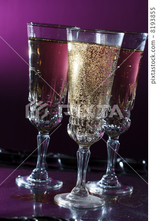 glasses of champagne 8193855