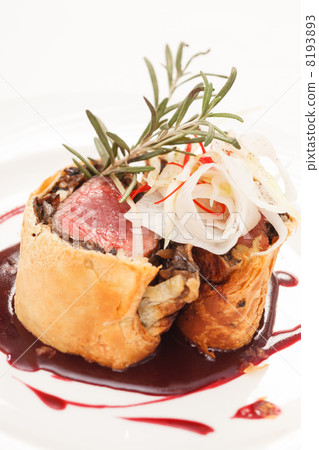 Fillet Wellington with fresh herbs 8193893