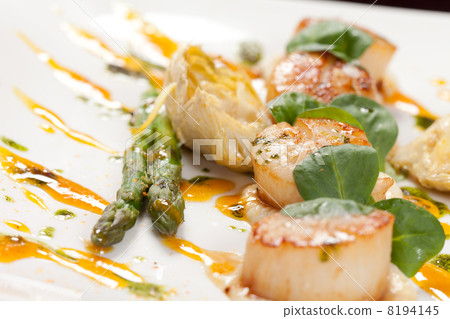 Baked scallops with asparagus Baked scallops with asparagus 8194145